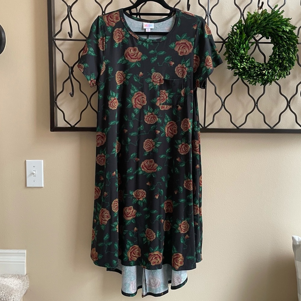 🦋 LuLaRoe Carly size Medium $2/20 black with pixel rose print, EUC